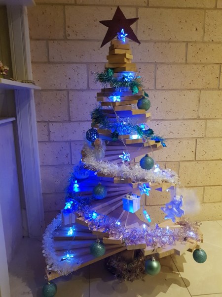 Sapin de Noël en bois de palette recyclé façon escalier 