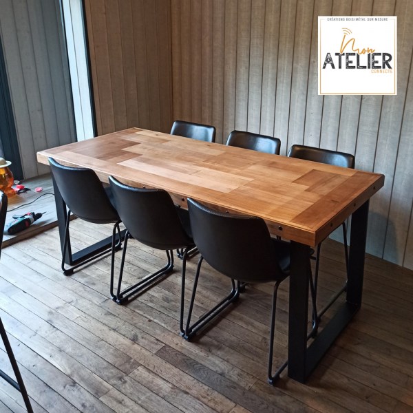 Table de salle à manger sur mesure 100% bois recyclé avec pietement métal et peinture par poudrage noir.